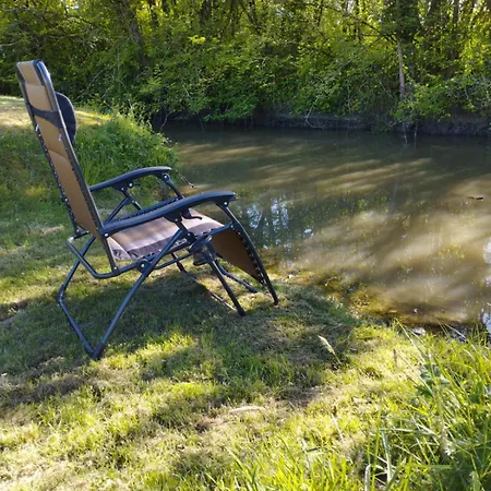 Panzió Du Marais, D'hotes Pour Pause Nature Au Bord De Notre Canal, A 2km De Marennes Sur Le Trace De La Velodyssee *